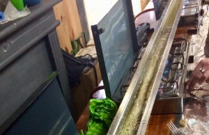 Zien: Jan frituurt een frikandel van 2 meter 80 in zijn dakgoot! Dakgoot