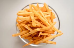 Vrouw steekt vriend in schouder nadat hij ál haar frietjes op heeft gegeten! Frietjes