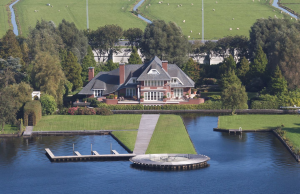 Funda-Huis heeft een Ophaalbrug, Jachthaven en landplek voor je Heli! Funda