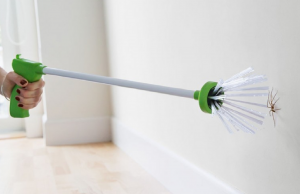 Deze Spinnen-Vangstang van de Lidl helpt jou dit Spinnenseizoen door! Lidl