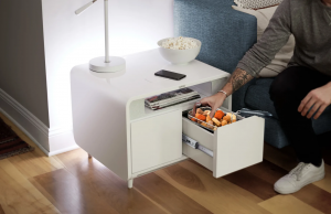 Nachtkastje met een aansluiting voor frituur én opslag voor frikandellen! Nachtkastje