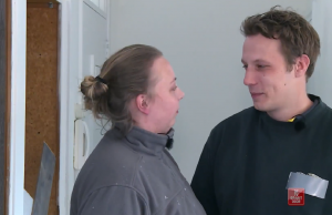 Nog nóóit heb je iemand zó erg onder de duim zien zitten bij zijn vriendin! Onder de duim