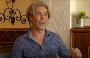 Daar is ‘ie dan eindelijk, dé gelekte foto van Rogier Smit zónder zijn pruik! Rogier Smit