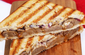 Tosti Frikandel Speciaal is de nieuwste snack-hype in Nederland! Frikandel