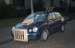 Amsterdammer pimpt ’s nachts random auto’s met karton! Auto's