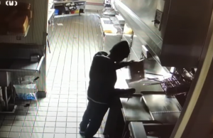 Inbreker in cafetaria op heterdaad betrapt tijdens… HUH!? Cafetaria