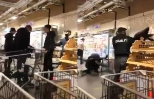 Pubers rammen op elkaar in om laatste Frikandellenbroodje van de PLUS! Frikandellenbroodje