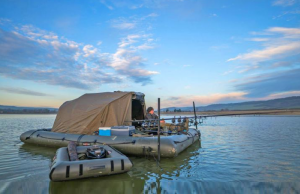 Hier bestel jij deze spotgoedkope Opblaasbaar Vissers-Platform mét tent! Vissers-Platform