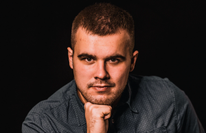 Zien: Rob neemt wraak op vroegere pestkop door zijn moeder te doen! Rob