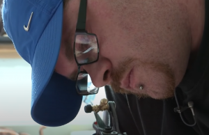 Tatoeage nodig? Voor 5 euro’tjes kun jij bij Erik op zolder terecht! Tatoeage