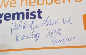 Man krijgt briefje van PostNL: “Pakket door WC-raampje” en treft dit aan! PostNL