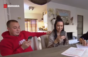 Vier handen op één buik-stel rekent maandelijkse McDonald’s-uitgave uit! Vier handen op één buik