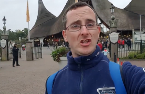 Wie lacht gaat naar de Hel: “Hallo, vandaag gaan we naar de Efteling!” Efteling