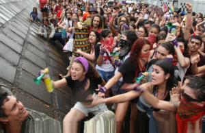 Gast tovert zijn zwans tevoorschijn tijdens protest van 300 feministen! Feministen