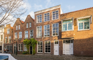 Huiseigenaresse vergeet badkamer op te ruimen voor de foto op Funda! Funda