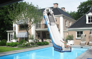 Glij van je zolder het zwembad in met deze geniale Opblaasbare Glijbaan! Glijbaan