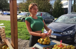 Mandarijnen-verkoopster Katrina verkoopt gemakkelijk 300 kilo pér dag! Mandarijnen