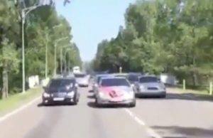 Toeterende trouwstoet genadeloos van de weg gebeukt door volgeladen vrachtwagen! Trouwstoet