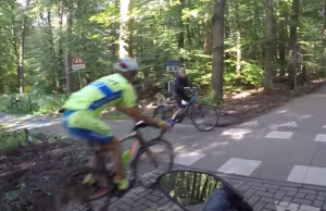 Aso-wielrenners hebben lak aan overstekend jochie mét voorrang doen dit! Wielrenners