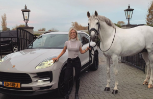 Dit geloof je niet: Het bizarre salaris van blonde realityster Britt Dekker! Britt Dekker