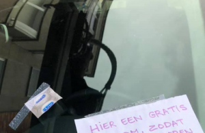 Foutparkeerder krijgt condoompje en briefje op voorruit met geniaal bericht! Foutparkeerder