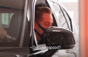 Gelekte beelden: Hugo de Jong rijdt auto bijna in de prak tijdens stemmen! Hugo de Jong