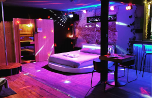 Kroeg omgebouwd tot hotelkamer zodat jij alsnog kunt stappen en zuipen! Kroeg