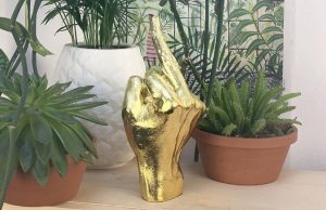 Goud, Bol.com verkoopt gouden beelden van middelvingers voor in je kast! Bol.com