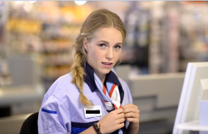 Albert Heijn past werkkleding van medewerksters aan op het warme weer! Albert Heijn