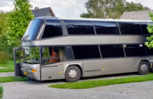 Zien: Nederlander bouwt oude bus om tot moddervette camper! Camper