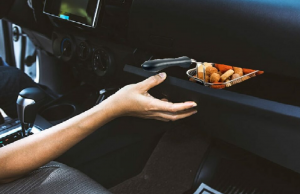 Deze frituur kun je aansluiten in je auto en past in je dashboard! Frituur