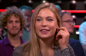 Jutta Leerdam zit in een “hotspring” maar lijkt het aardig koud te hebben! Jutta Leerdam