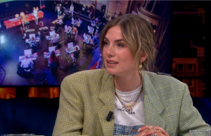 Zien: Maan stelt domste vraag van het jaar bij Beau van Erven Dorens! Maan