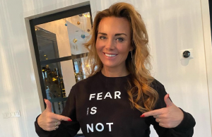 Foto: Monique Westenberg plots afgetrainde fitgirl: “André zal spijt krijgen!” Monique Westenberg