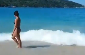 Zien: Man filmt laatste secondes van zijn leven op het strand! Strand