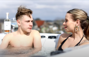 Gio Swikker aka de tienerversie van Rene Le Blanc brult er opnieuw een zomerhitje uit! Gio Swikker