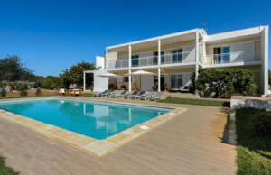 Deze moddervette villa op Ibiza huur je voor 28 euro p.p. met je vrienden! Ibiza