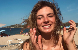 Maan de Steenwinkel in het kortste jurkje waar we haar ooit in gezien hebben!