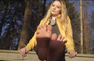 De 23-jarige Sativa verdient een dik maandsalaris met foto’s van haar voeten! Voeten