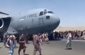 Wanhopige Afghanen klimmen op opstijgend vliegtuig om Afghanistan te ontvluchten! Afghanistan