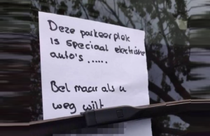 Eigenaar van foutgeparkeerde Audi zal balen zijn auto zó aan te treffen! Audi