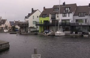 Appeltjesgroen huis in Den Helder heeft nieuw kleurtje: “Dit verzin je niet!” Den Helder