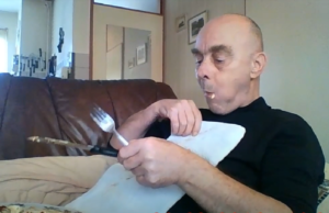 Vlogger Ad: “Hoe ik mijn 4 zelfgemaakte Frikandellen Speciaal opeet!” Frikandellen