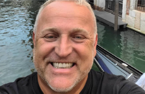 Gordon (53) heeft een nieuw vriendje en krijg bakken kritiek vanwege zijn leeftijd! Gordon