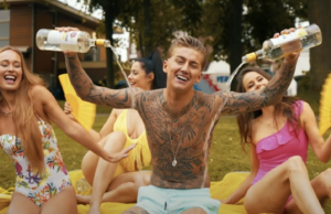 Foto’s: Dit zijn de dames uit de clip ‘Ik ga zwemmen’ van Mart Hoogkamer! Mart Hoogkamer