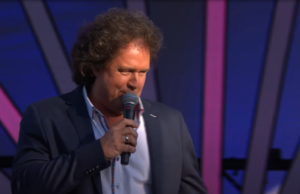 Zien: Wereldster René le Blanc kakt witte broek vol op het podium! René le Blanc