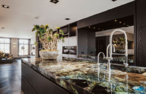 Lichten uit: Huis op Funda heeft ‘Glow In The Dark-Keuken’! Funda