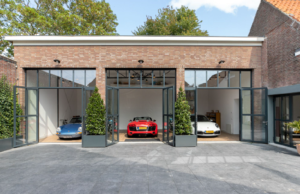 Foto’s: Meest mannelijke huis op Funda bestaat voor driekwart uit garage en auto’s! Funda