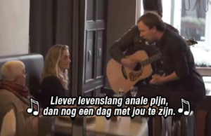 Gast besluit zijn relatie te beëindigen met een lied… in een vol restaurant! Relatie