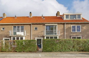 Funda-foto van badkamer gaat internet over vanwege opvallend rood item! Funda